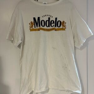 Modelo Delta White Graphic Tee
